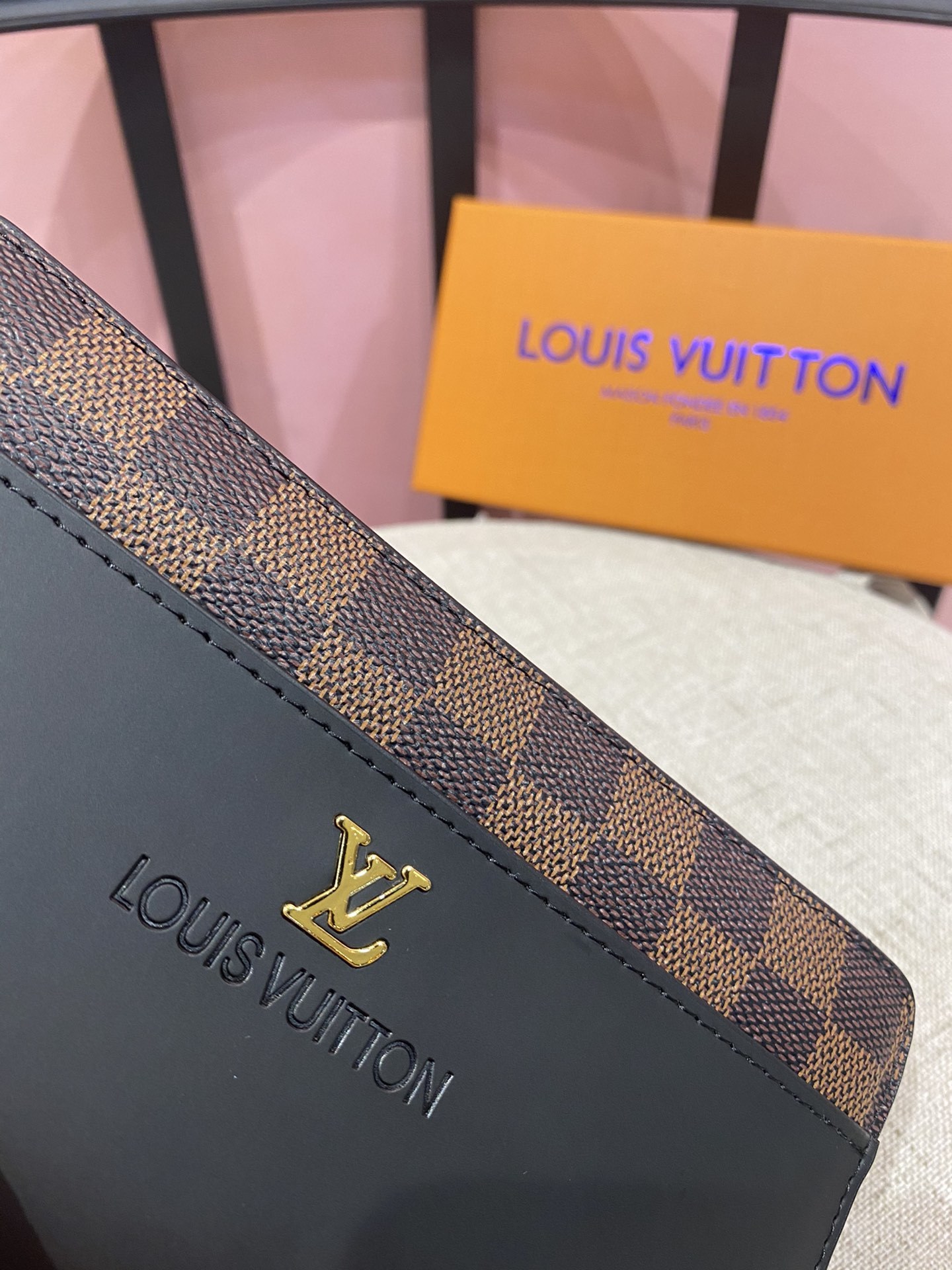 💞💞💞LV 6121火爆版单拉小手包到货💞💞里外头层牛皮打造💞图片色(自带原版盒子)男女通用哦…尺寸:1