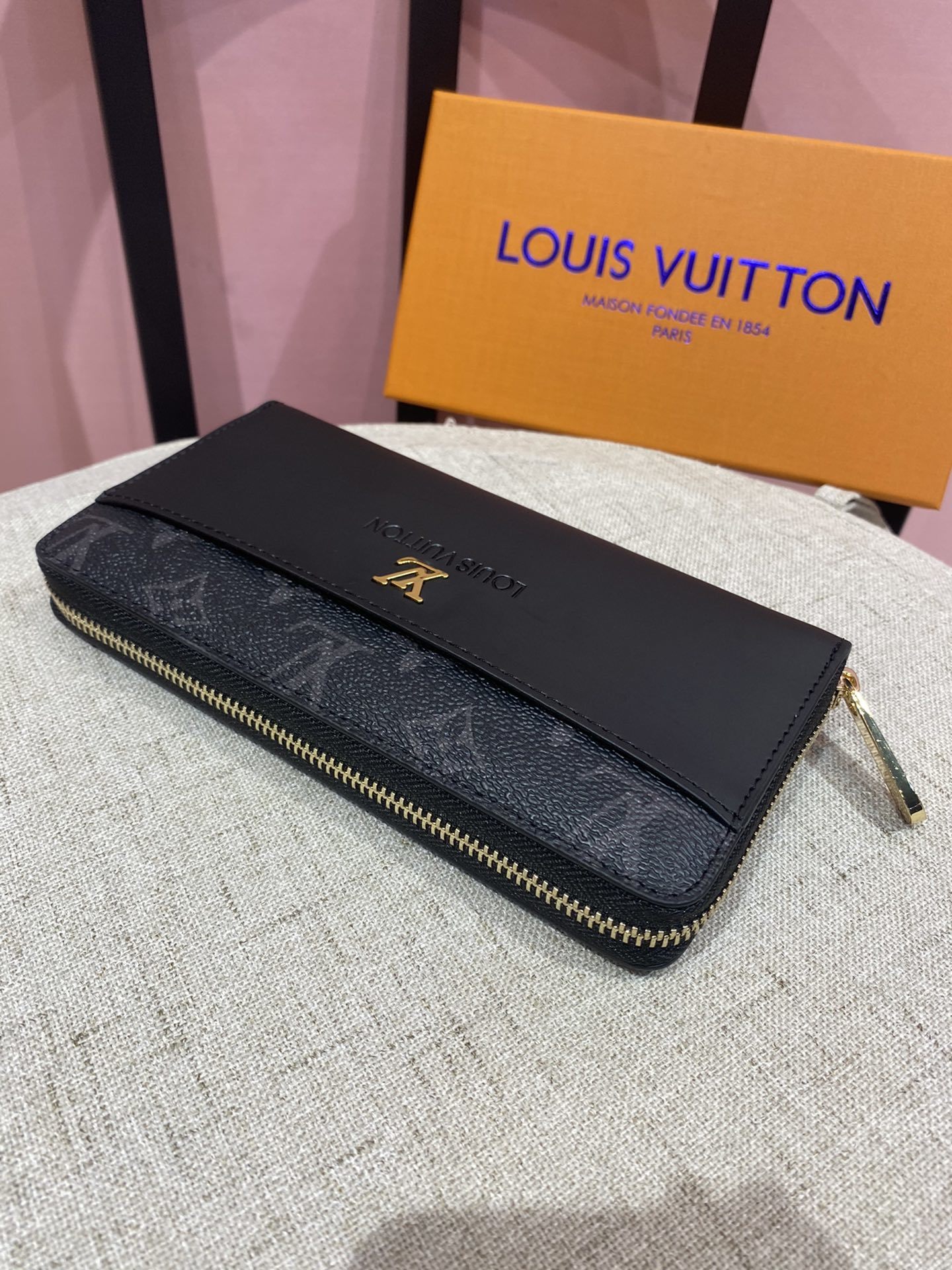 💞💞💞LV 6123火爆版单拉小手包到货💞💞里外头层牛皮打造💞图片色(自带原版盒子)男女通用哦…尺寸:1
