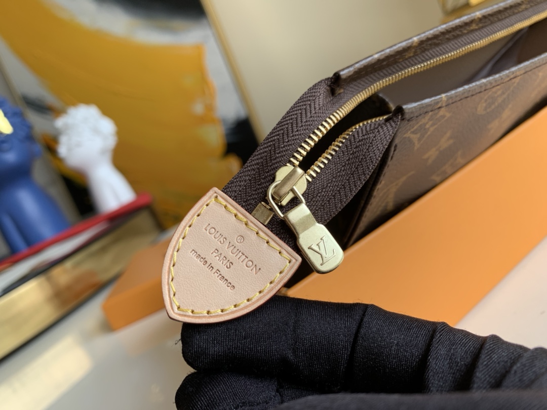 顶级原单M47544帆布手包盥洗袋Monogram帆布化妆盒内部空间宽敞两侧采用接裆式设计方便取放物品可