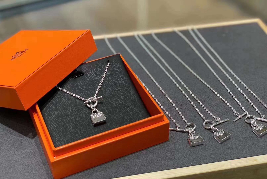 NO:102793,If you think Kelly with full diamonds is a bit exaggerated, then this same brikin in the internet celebrity is the most suitable for you. The main counter is also made of sterling silver ~ If you still lack a bag to cure all diseases, hurry up and buy it, Hermes necklace, hermes, necklace, pure silver19860909如果你觉得满钻的康康Kelly有点浮夸 那么这条网红同款 brikin再合适你不过了 主要专柜也是纯银材质 ～如果你还缺一个包包治百病 赶紧入手吧,爱马仕项链,hermes,necklace,pure silver,Jewelry