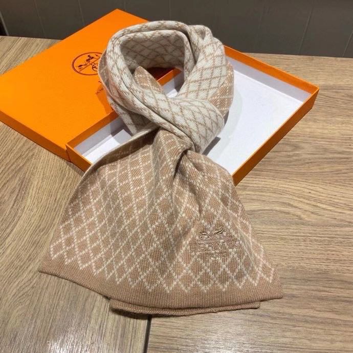 NO:642994,If you want to buy the men's scarves from Hermes · Hermès H, just buy them and cherish them - there are really very few men's models, only a few models are released a year, and they are all export orders, so they are relatively rare. Men's things should be small but refined, so you must buy good-looking men's models!  This H carriage men's scarf has a very masculine style. It is a very Classical design for men. It is classic, elegant and very beautiful. The upper body effect is unparalleled, beautiful and simple. It has a super good-looking male color scheme. It is a style that any boy will like. The classic carriage logo is very delicate.  It is embellished with texture and is not ostentatious ~ there is a little leftover at the end of the order to benefit everyone ~ the size is 30*180cm, which is suitable for formal wear or casual wear ~ it can be folded in half or hung in a circle, it is stylish for a gentleman ~ two colors with warm demeanor. Ordinary scarf, ordinary scarf, hermes, hermes19860909批Hermes · 爱马仕H家的男款围巾就且买且珍惜吧 - 男款真的很少,一年也就出几款,都是出口订单所以比较难遇.男人的东西讲究少而精,好看的男款一定要收！这款H马车男士围巾,款式很有男性魅力,是男款里非常Classical的设计,经典大方非常漂亮.上身效果无敌好看大气简约,超级好看的男神配色,任何男生都会喜欢的款吧,经典的马车标志是非常精致的点缀有质感不张扬~尾单余一丢丢福利大家~规格30*180cm搭配正装或者搭配休闲装都很合适~对折挂围或者绕圈围都完全可以,绅士有型~有温度的风度二色.普通围巾,普通围巾,hermes,hermes,scarf