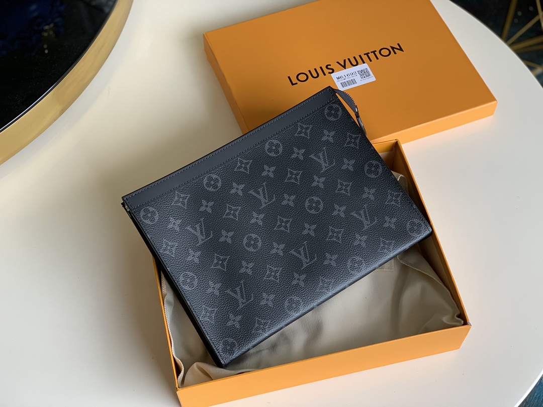 NO:396145,【Exclusive real photo M61692】POCHETTE VOYAGE medium-sized handbag and canvas cut, this new Pochette Voyage medium-sized handbag with tough style can easily store personal essential items. 26.0 x 20.0 x 5.0 cm (Length x Height x Width) - Monogram Eclipse canvas - Cowhide/fabric lining - Silver metal accessories - Zipper closure system - 1 internal patch pocket - 6 credit card slots D.,LV [original leather],louis vuitton,cowhide19860909【独家实拍M61692】POCHETTE VOYAGE 中号手袋、帆布裁制而成,此款风格硬朗的全新Pochette Voyage中号手袋可轻松收纳个人必备物品.26.0 x 20.0 x 5.0 cm (长 x 高 x 宽) - Monogram Eclipse帆布- 牛皮/织物内衬- 银色金属配件- 拉链闭合系统- 1个内部贴袋- 6个信用卡槽 D.,LV【原厂皮】,louis vuitton,cowhide,Bag