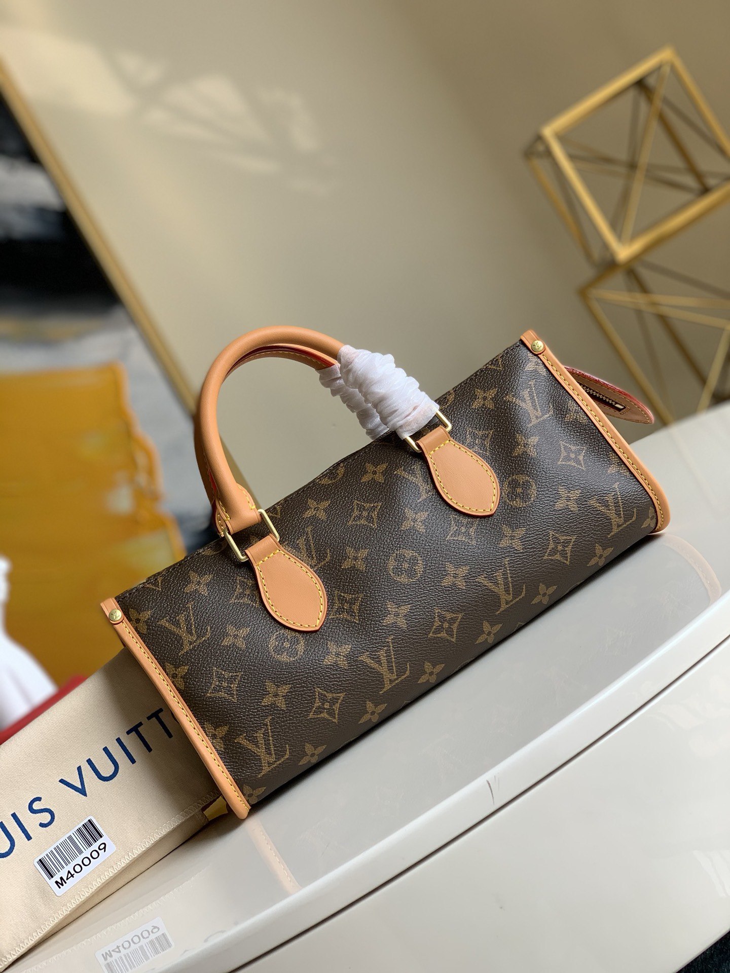 NO:396171,[Exclusive real shot M40009] Medieval series gold ball triangle bag 30x13.5x13cm, Wang Ou same style gold ball triangle bag, Popincourt Haut small gold ball, this bag has a full design sense, with a triangle on the side, and the zipper is equipped with two small gold balls, commonly known as the small gold ball bag, the portable style is very atmospheric and reveals an elegant atmosphere. Some people call it the Shao Grandma bag, with a unique shape, and the out-of-print style in the medieval series H., LV [original leather], louis vuitton19860909【独家实拍M40009】中古系列金球三角包30x13.5x13cm,王鸥同款金球三角包,Popincourt Haut 小金球,这款包设计感十足,侧面呈三角形,拉锁配有两颗金色小球,俗称俗称小金球包,手提式非常大气透露了优雅气息,也有人叫少奶奶包,造型独特,中古系列里的绝版款式 H.,LV【原厂皮】,louis vuitton,Bag