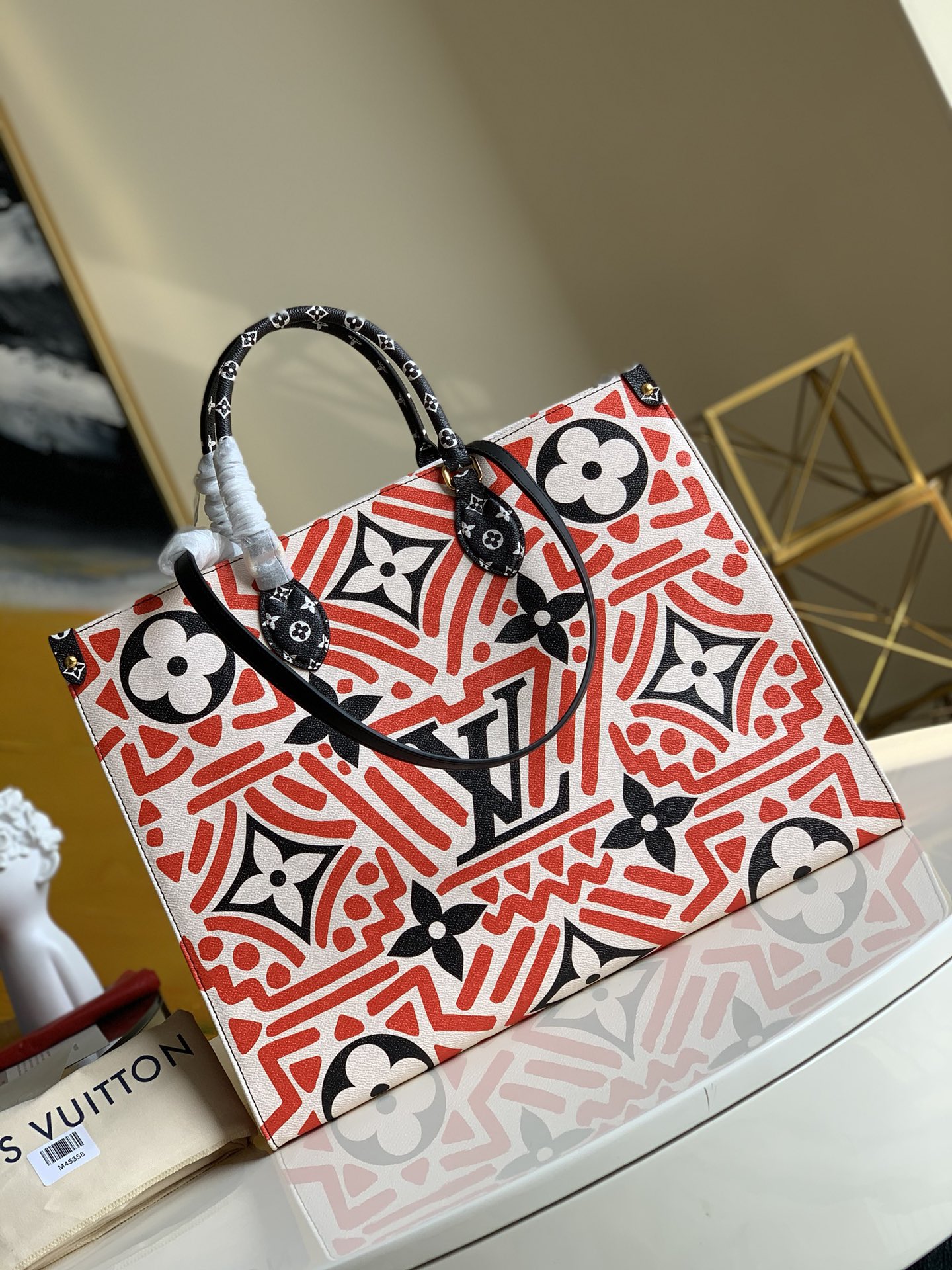 NO:396157,【Exclusive real photo M45358】M45359 is equipped with super high-quality packaging Onthego large handbags from the autumn LV Crafty capsule series, which is laid out with full graffiti style print for Monogram Giant canvas. The square configuration can accommodate office documents and laptops, which are suitable for commuting or resting. Detailed features 41.0 x 34.0 x 19.0 cm (Length x Height x Width) Monogram Giant coated canvas cowhide fabric lining metal parts zippered inner patch pocket double inner bag handle double handle W.,LV【Original leather】,louis vuitton,cowhide19860909【独家实拍M45358】对版M45359配超精品包装哦Onthego 大号手袋出自 秋季 LV Crafty 胶囊系列,为 Monogram Giant 帆布铺陈全幅涂鸦风格印花.方正构型可容纳办公文件和笔记本电脑,出席通勤或休憩场合皆宜.详细特征41.0 x 34.0 x 19.0 厘米 (长 x 高 x 宽) Monogram Giant 涂层帆布牛皮饰边织物内衬金属件拉链内贴袋双内袋手柄双手柄 W.,LV【原厂皮】,louis vuitton,cowhide,Bag