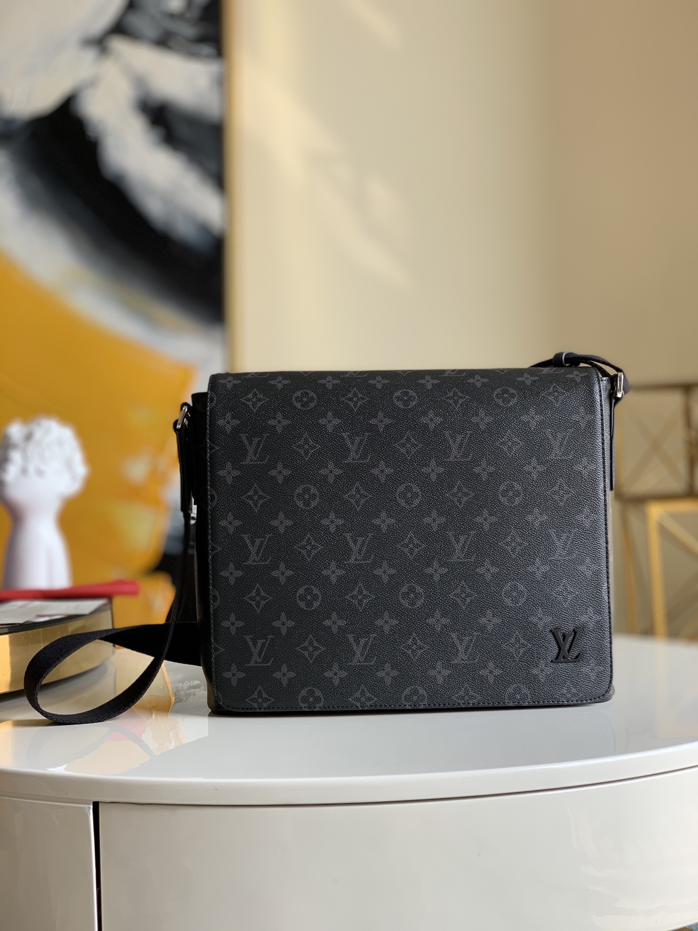 NO:401222,【Exclusive real photo M44001】DISTRICT medium handbag M44001 Large capacity and multi-bag design makes it possible to hold A4 size files, iPads and other items, making it ideal for urban men. The gorgeous Damier Ebène canvas adds icing on the cake. Detailed features 32 x 27 x 7 cm (Length x Height x Width)-Adjustable shoulder straps-Front compartment-Rear zipper compartment-IPAD inner bag-Brown aluminum metal accessories-Cotton canvas lining M.620,LV [Original leather],louis vuitton19860909【独家实拍M44001】DISTRICT 中号手袋M44001 大容量、多袋设计使其可放置 A4 大小文件、iPad 及其他物品,是都市男士的理想之选. 华丽的 Damier Ebène 帆布更令其锦上添花.详细特征32 x 27 x 7 cm(长x 高x 宽)- 可调节肩带-前隔层- 后拉链隔层- ipad内袋-棕色铝制金属配件-棉质帆布内衬 M.620,LV【原厂皮】,louis vuitton,Bag