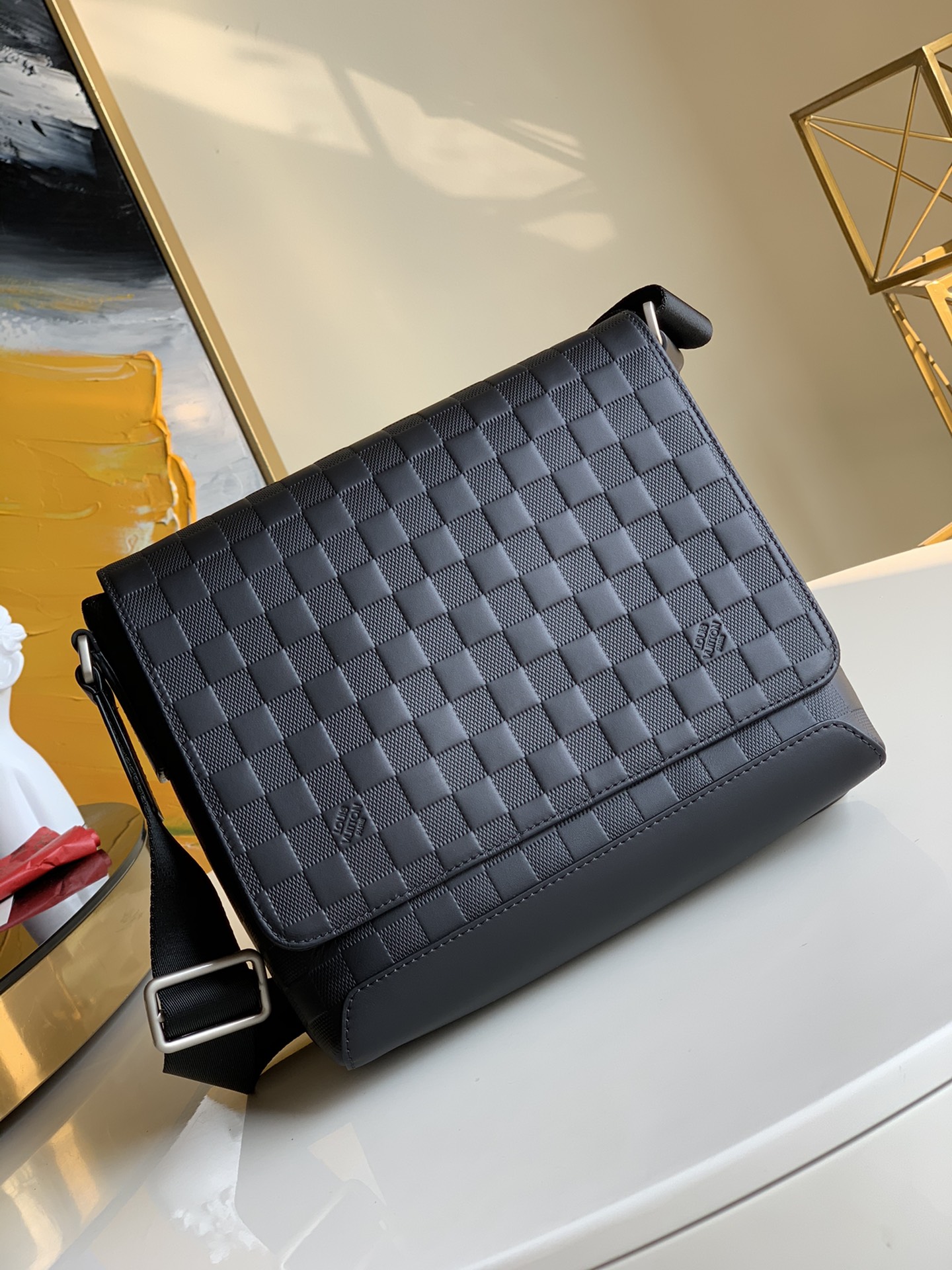 NO:396167,【Exclusive Real Photo N41035】This extremely convenient messenger bag style handbag is a perfect combination of tight appearance and excellent comfort. The magnetic buckle and zippered back pocket design are practical and fashionable. 27cmx 23 x 6cm (Length x Height x Width) M.880, LV [Original Leather], louis vuitton19860909【独家实拍N41035】此款背携极为方便的信使包风格手袋是紧致外观与卓越舒适度的完美结合.磁吸扣合与背部拉链口袋设计,实用而时尚.27cmx 23 x 6 cm(长 x 高 x 宽) M.880,LV【原厂皮】,louis vuitton,Bag