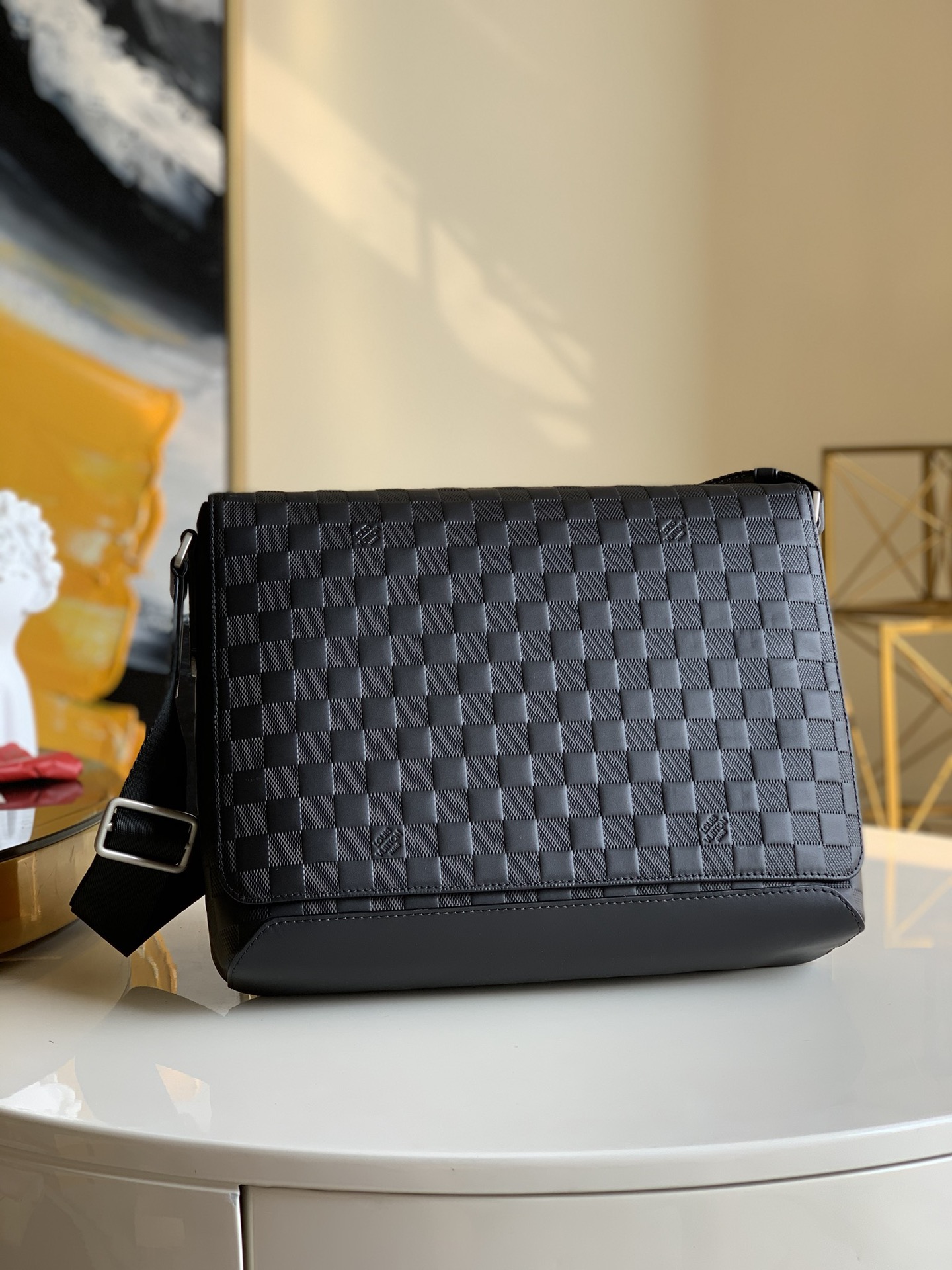 NO:396733,【Exclusive Real Photo N41038】This extremely convenient messenger bag style handbag is a perfect combination of tight appearance and excellent comfort. The magnetic buckle and zippered back pocket design are practical and fashionable. 33 x 28 x 7 cm (Length x Height x Width) M.900, LV [Original Leather], louis vuitton19860909【独家实拍N41038】此款背携极为方便的信使包风格手袋是紧致外观与卓越舒适度的完美结合.磁吸扣合与背部拉链口袋设计,实用而时尚.33 x 28 x 7 cm(长 x 高 x 宽) M.900,LV【原厂皮】,louis vuitton,Bag