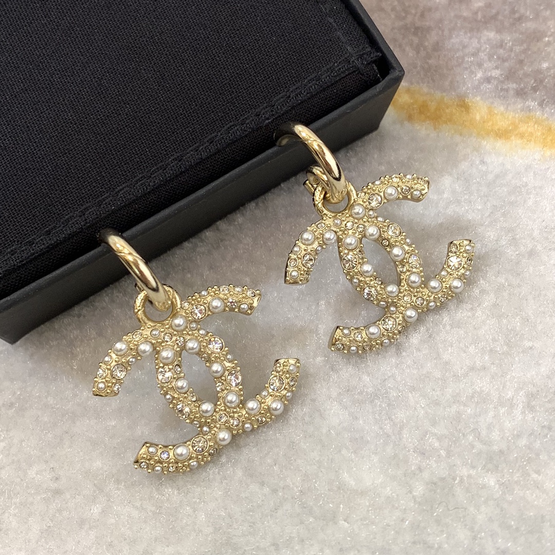 NO:104039,Ch@nel new CC earrings with pure hand-inlaid glass pearls and Shihua Luo crystals. They are simple and exquisite, versatile and fashionable, and you won’t want to take them off if you wear them!  , Chanel stud earrings, chanel19860909Ch@nel 新款CC耳钉 环勾搭配纯手工镶嵌琉璃珍珠与施华 洛水晶.简洁又不失细节的精致,百搭又不失时尚、戴上就不会想要取下来！,香奈儿耳钉,chanel,Jewelry