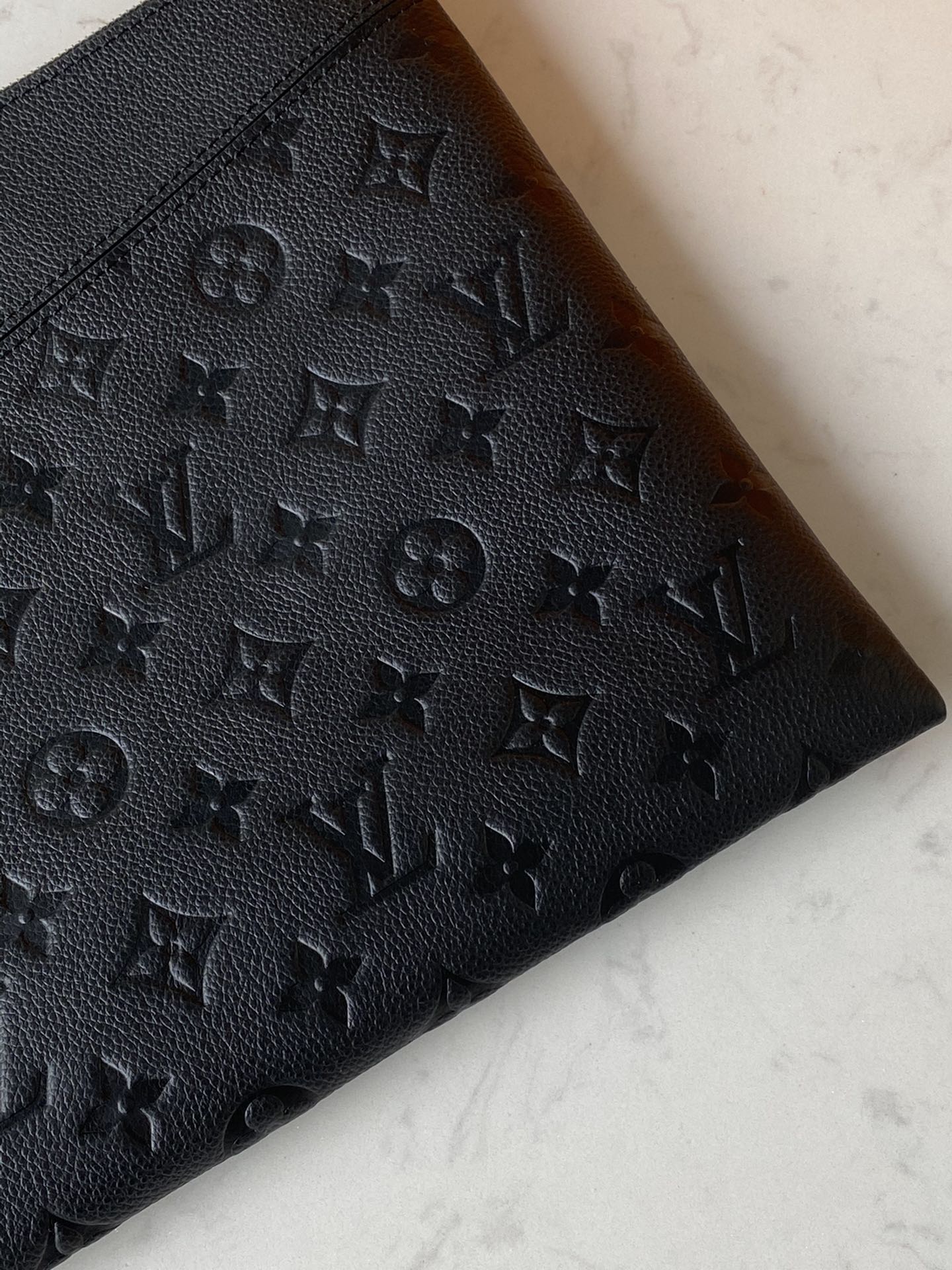 饰有经典的路易威登Monogram压纹,此款Daily手包是极其实用的摩登配饰 8