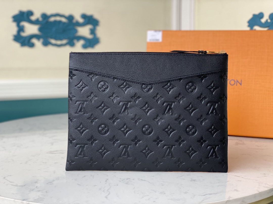 饰有经典的路易威登Monogram压纹,此款Daily手包是极其实用的摩登配饰 2