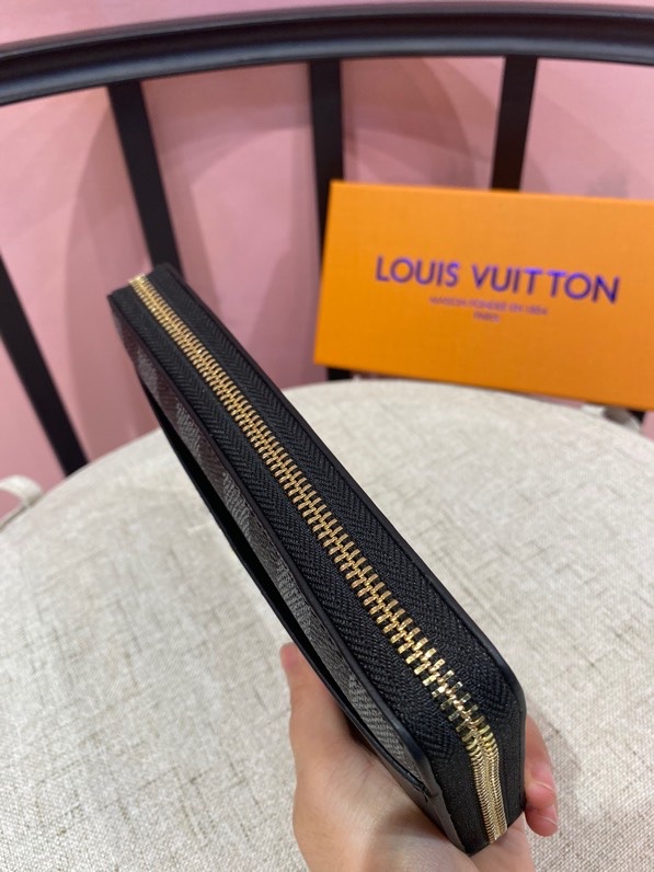 💞💞💞LV 6124火爆版单拉小手包到货💞💞里外头层牛皮打造💞图片色（自带原版盒子）男女通用哦…尺寸：1