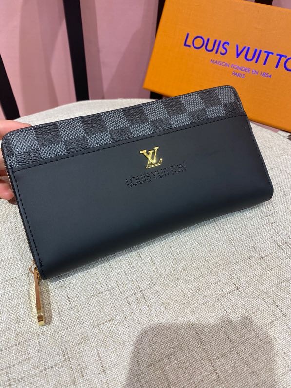 💞💞💞LV 6124火爆版单拉小手包到货💞💞里外头层牛皮打造💞图片色（自带原版盒子）男女通用哦…尺寸：1
