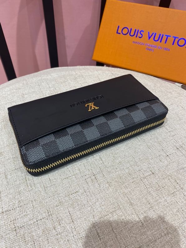 💞💞💞LV 6124火爆版单拉小手包到货💞💞里外头层牛皮打造💞图片色（自带原版盒子）男女通用哦…尺寸：1