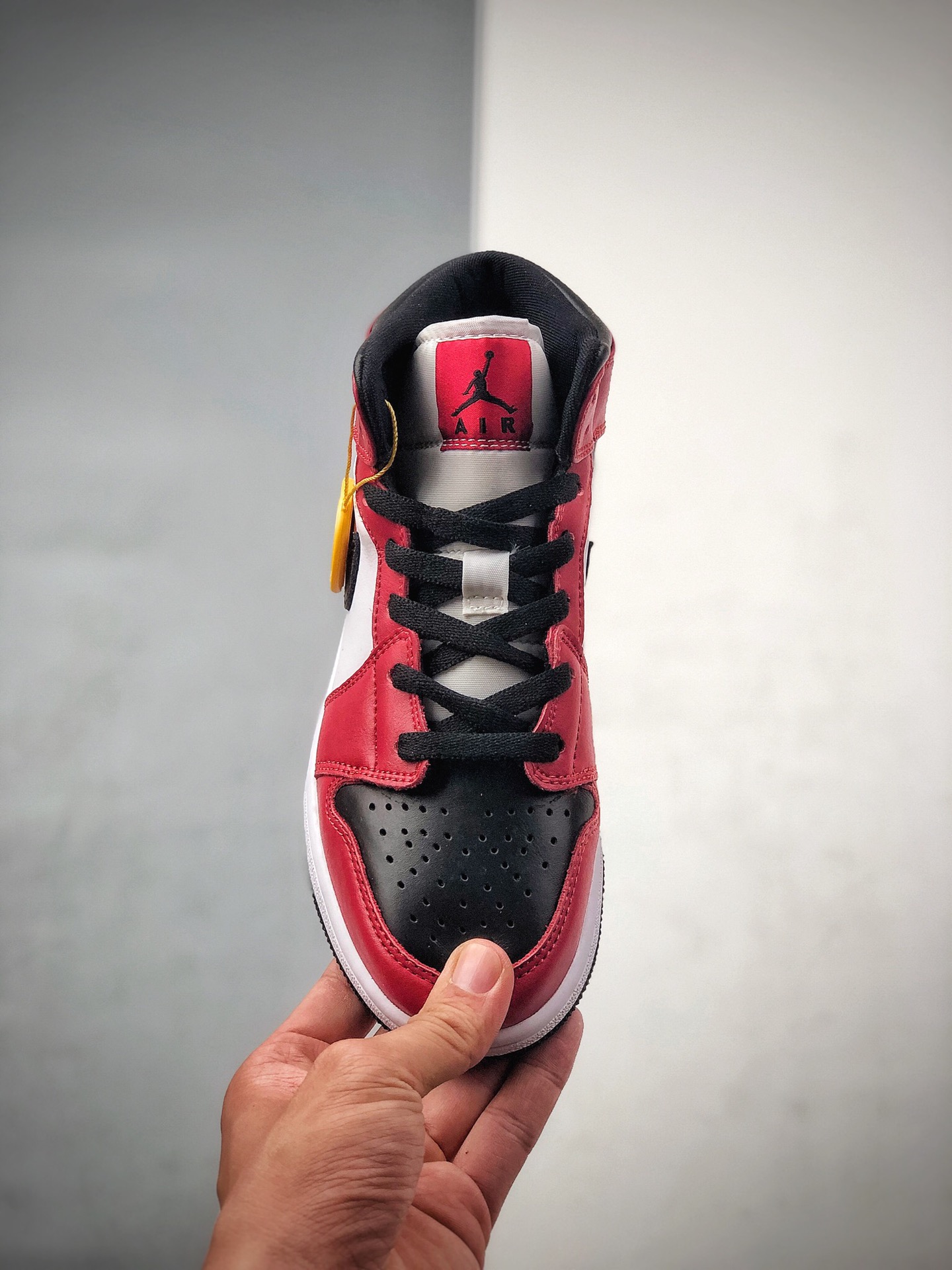 230 又有一款全新配色的 Air Jordan 1 Mid 将芝加哥与黑脚趾元素融合554724-069