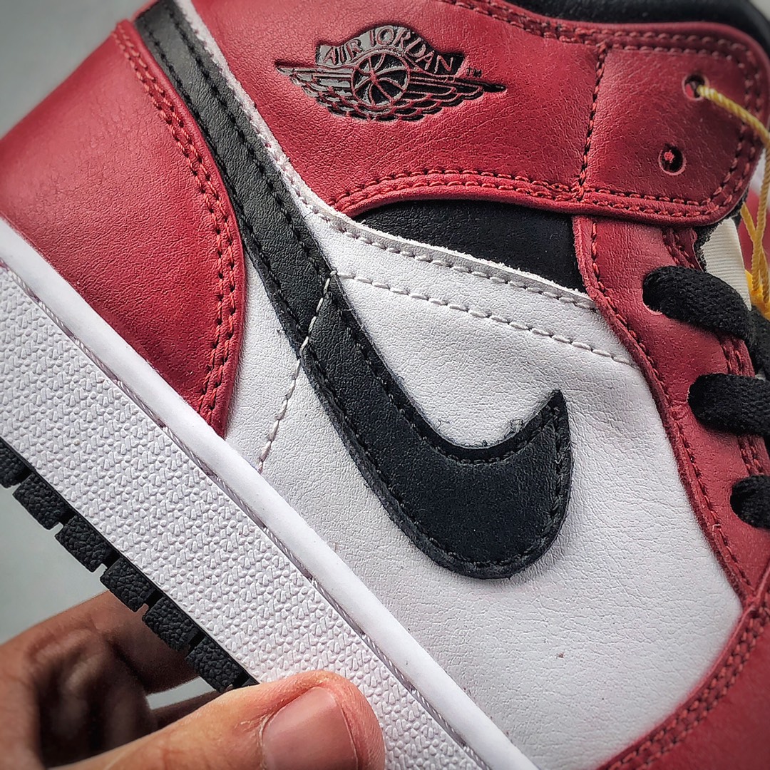 230 又有一款全新配色的 Air Jordan 1 Mid 将芝加哥与黑脚趾元素融合554724-069