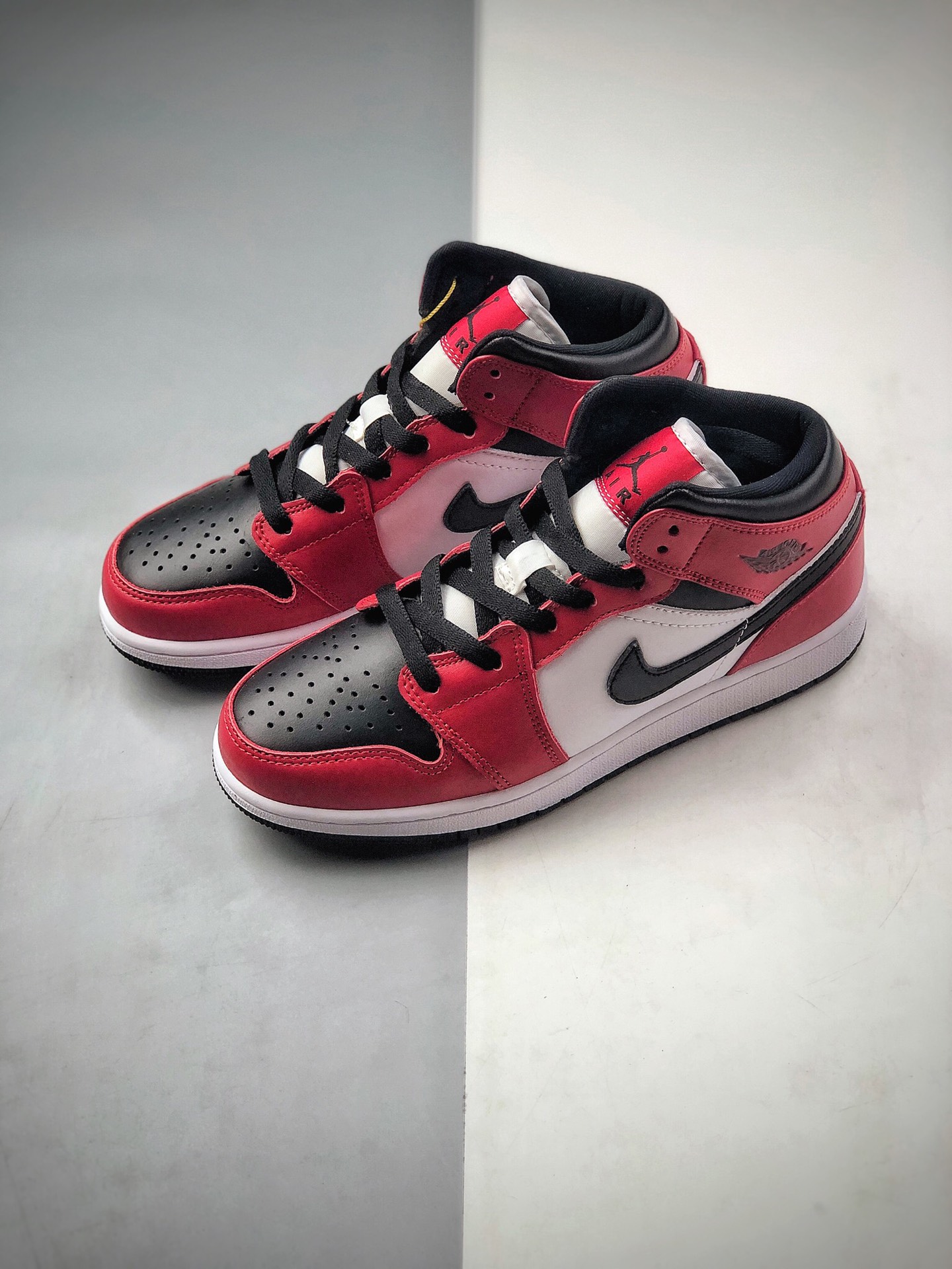 230 又有一款全新配色的 Air Jordan 1 Mid 将芝加哥与黑脚趾元素融合554724-069