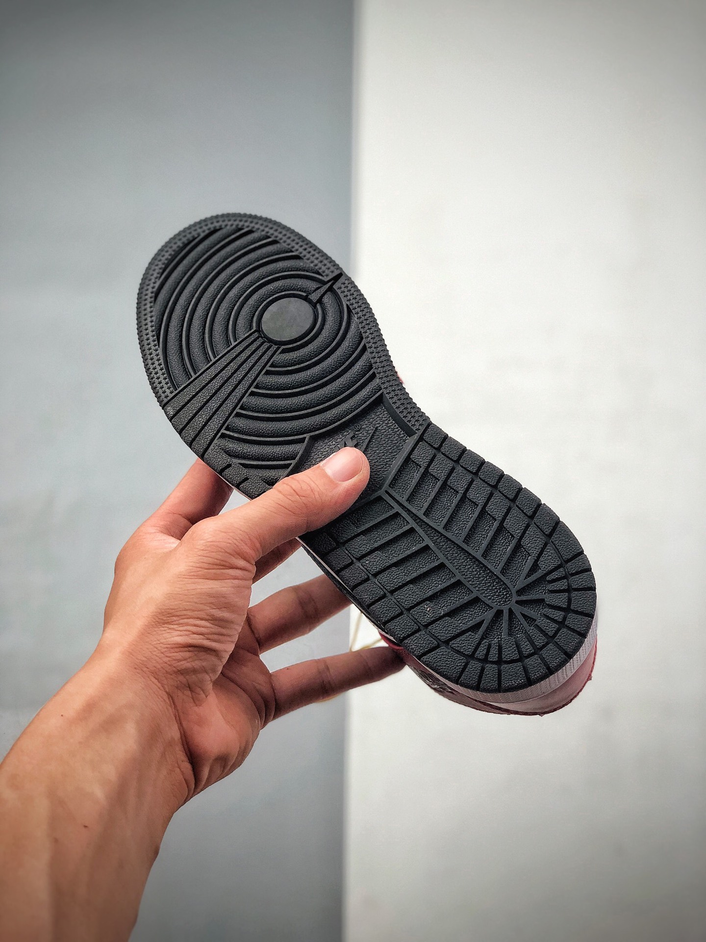 230 又有一款全新配色的 Air Jordan 1 Mid 将芝加哥与黑脚趾元素融合554724-069