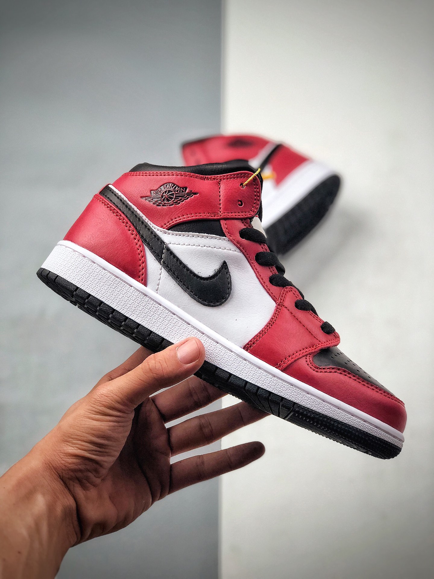 230 又有一款全新配色的 Air Jordan 1 Mid 将芝加哥与黑脚趾元素融合554724-069