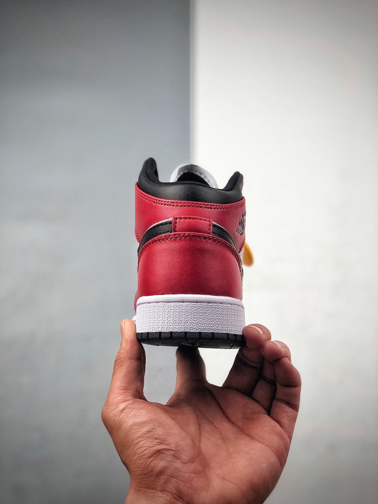 230 又有一款全新配色的 Air Jordan 1 Mid 将芝加哥与黑脚趾元素融合554724-069