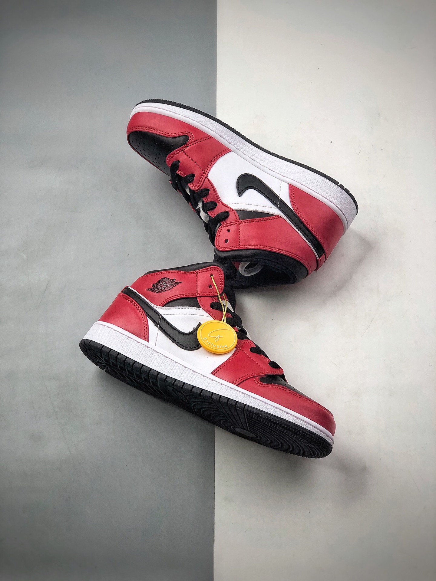 230 又有一款全新配色的 Air Jordan 1 Mid 将芝加哥与黑脚趾元素融合554724-069