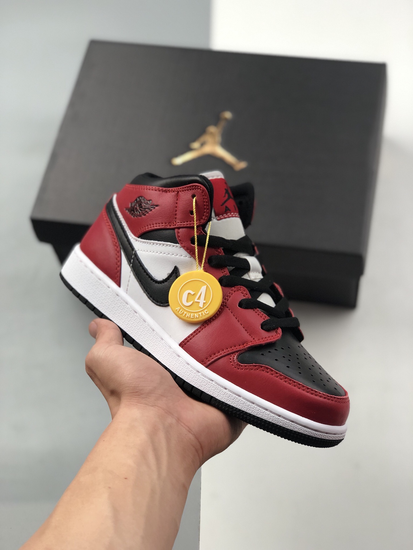 230 又有一款全新配色的 Air Jordan 1 Mid 将芝加哥与黑脚趾元素融合554724-069