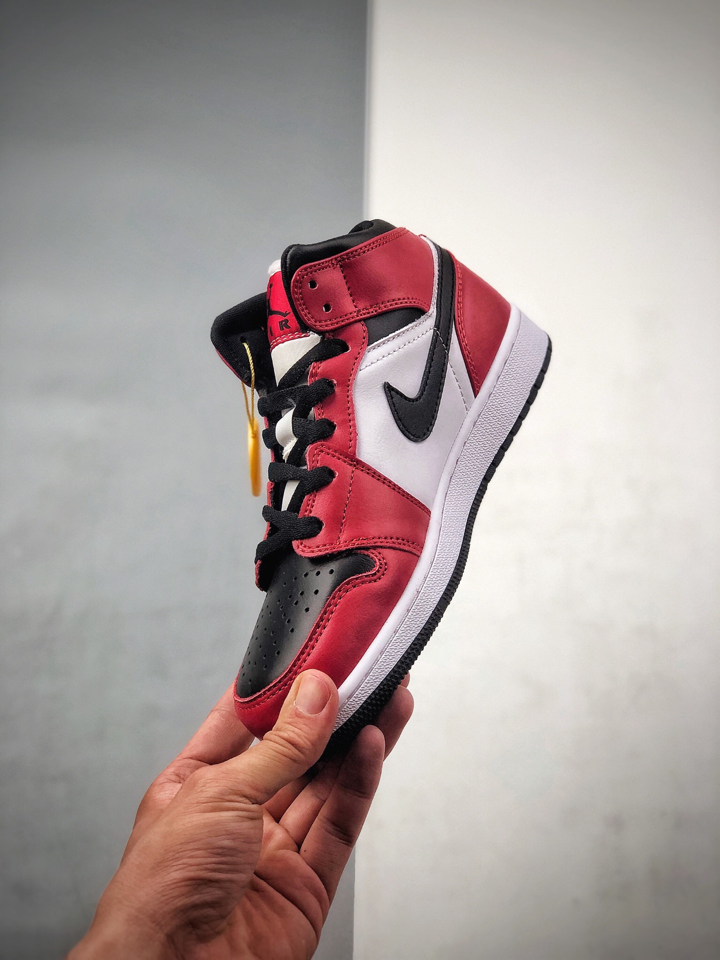 230 又有一款全新配色的 Air Jordan 1 Mid 将芝加哥与黑脚趾元素融合554724-069