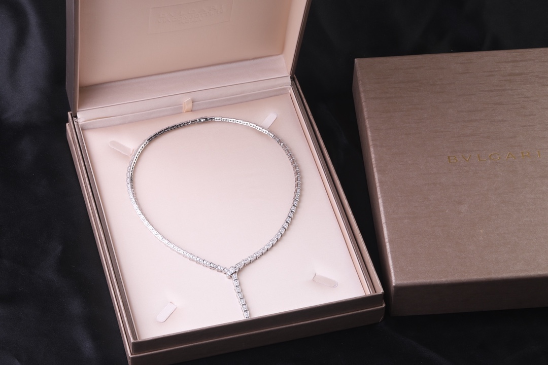Bvlgari 满钻 蛇项链 以令人沉醉的绝妙设计捕捉Serpenti颈链的魅力、诱惑和迷人的性感