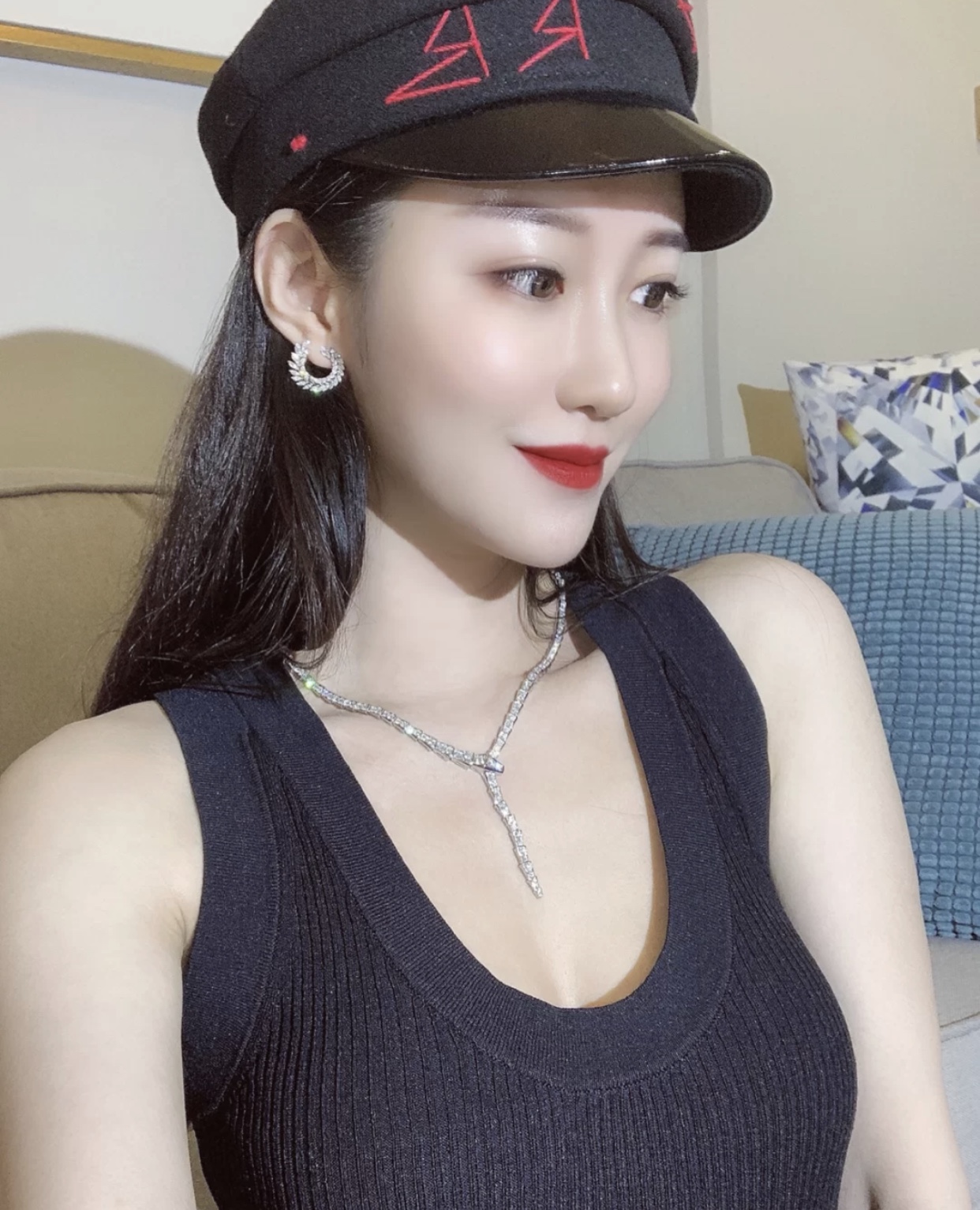 Bvlgari 满钻 蛇项链 以令人沉醉的绝妙设计捕捉Serpenti颈链的魅力、诱惑和迷人的性感