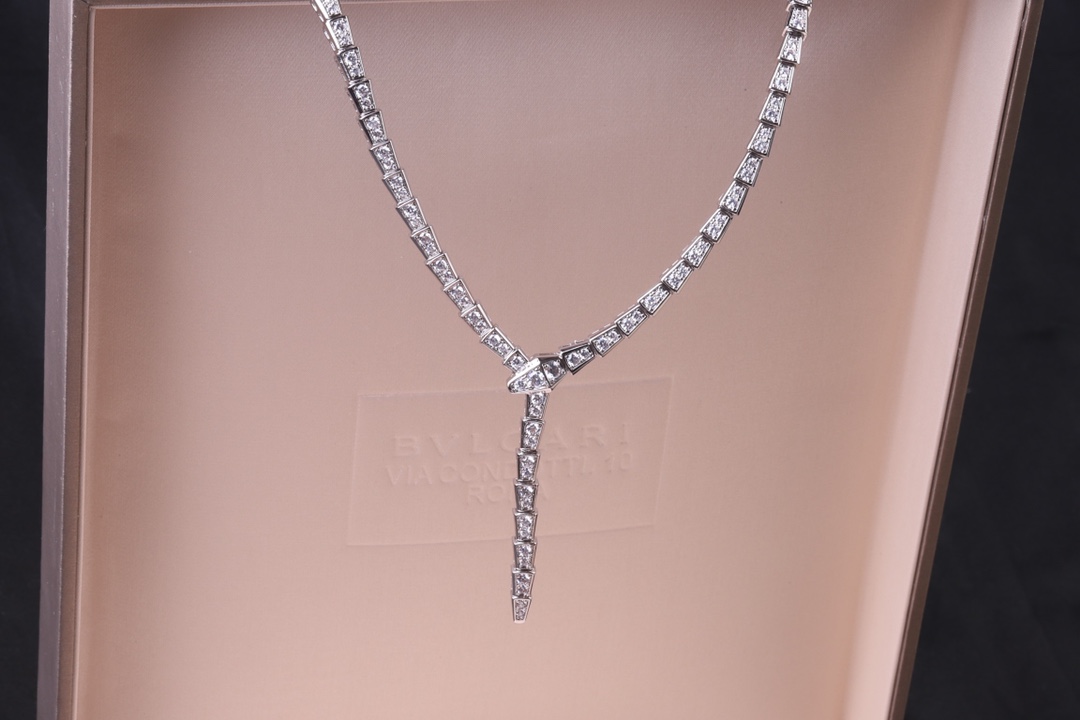 Bvlgari 满钻 蛇项链 以令人沉醉的绝妙设计捕捉Serpenti颈链的魅力、诱惑和迷人的性感