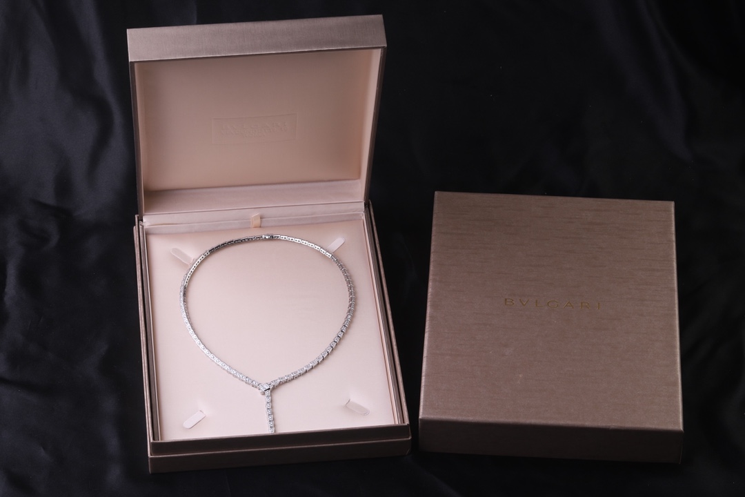 Bvlgari 满钻 蛇项链 以令人沉醉的绝妙设计捕捉Serpenti颈链的魅力、诱惑和迷人的性感
