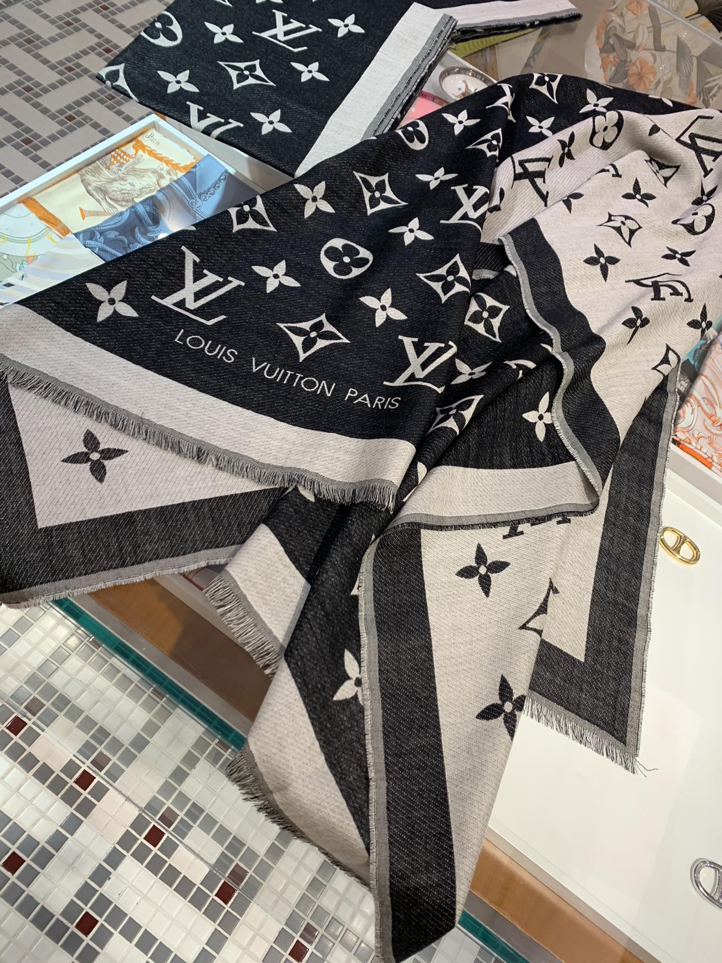 💟【▪️LV专柜热销新款！太好看了！！】今年就是超级流行这种简简单单的大牌老花款！！这个款专柜售价586