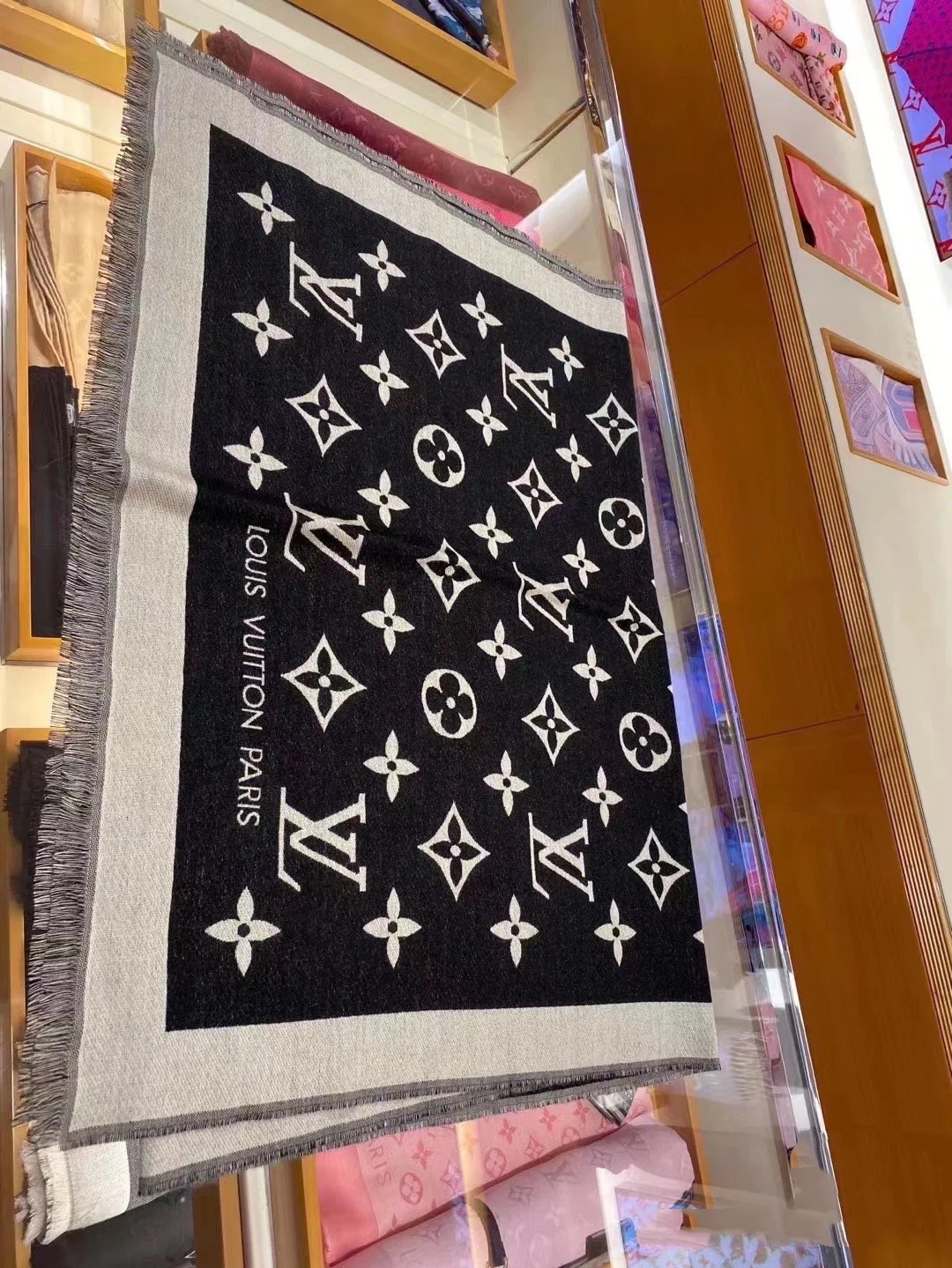 💟【▪️LV专柜热销新款！太好看了！！】今年就是超级流行这种简简单单的大牌老花款！！这个款专柜售价586