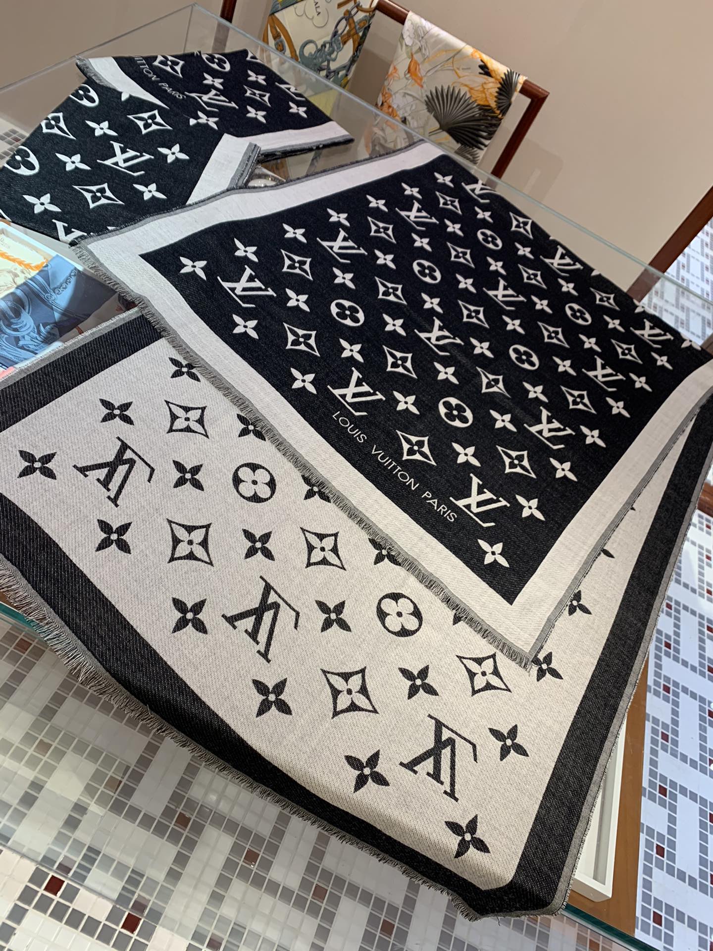 💟【▪️LV专柜热销新款！太好看了！！】今年就是超级流行这种简简单单的大牌老花款！！这个款专柜售价586