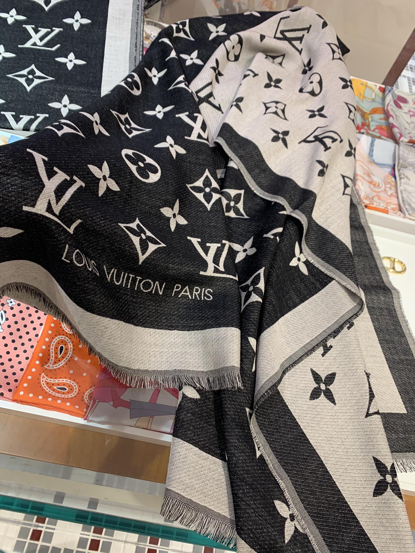 💟【▪️LV专柜热销新款！太好看了！！】今年就是超级流行这种简简单单的大牌老花款！！这个款专柜售价586