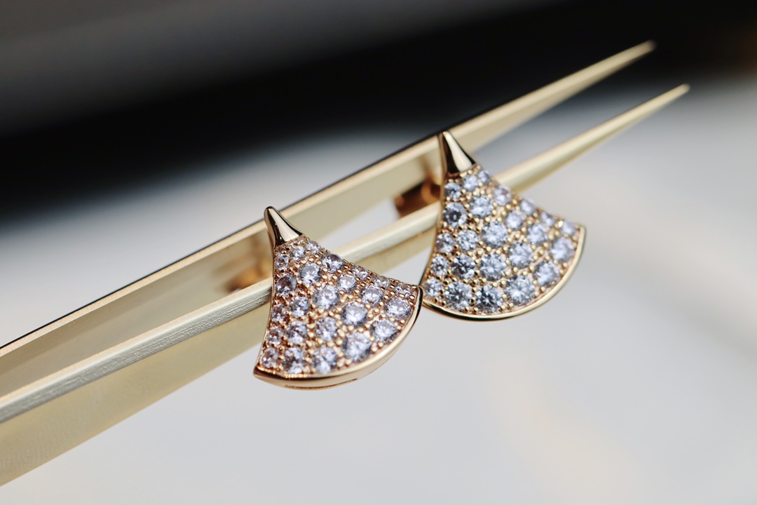 Bvlgari Earrings V Gold Fan Diamond-Studded