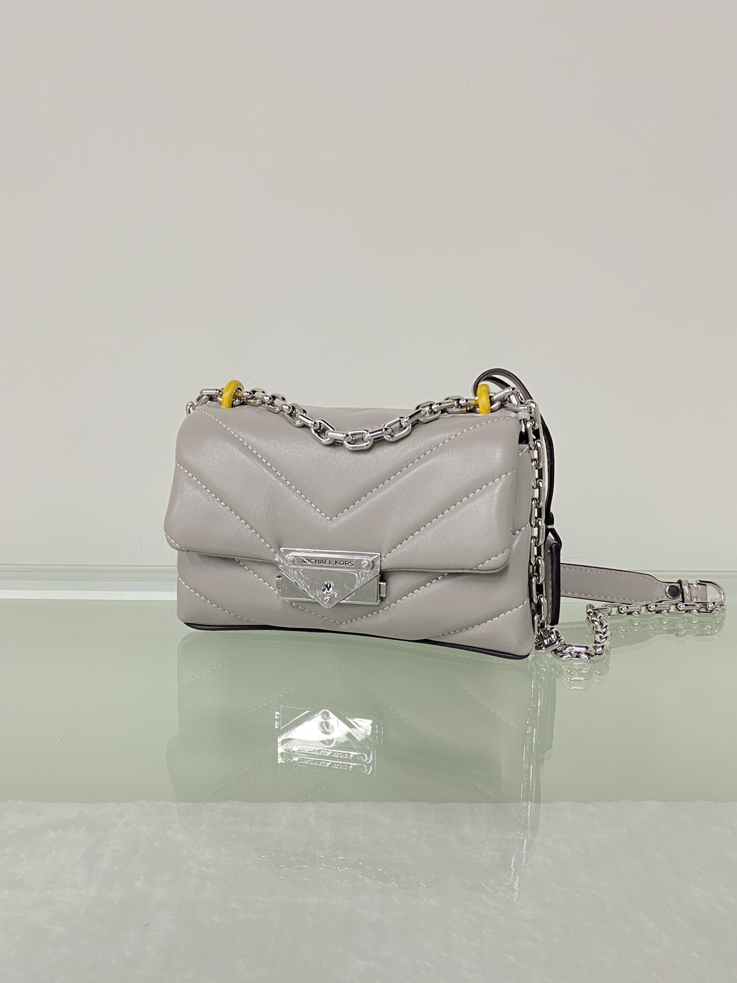 Michael Kors ～mk cece羊‮绣皮‬花V型新款小号 小链条长‮带肩‬斜挎单肩两用女士包 一个包