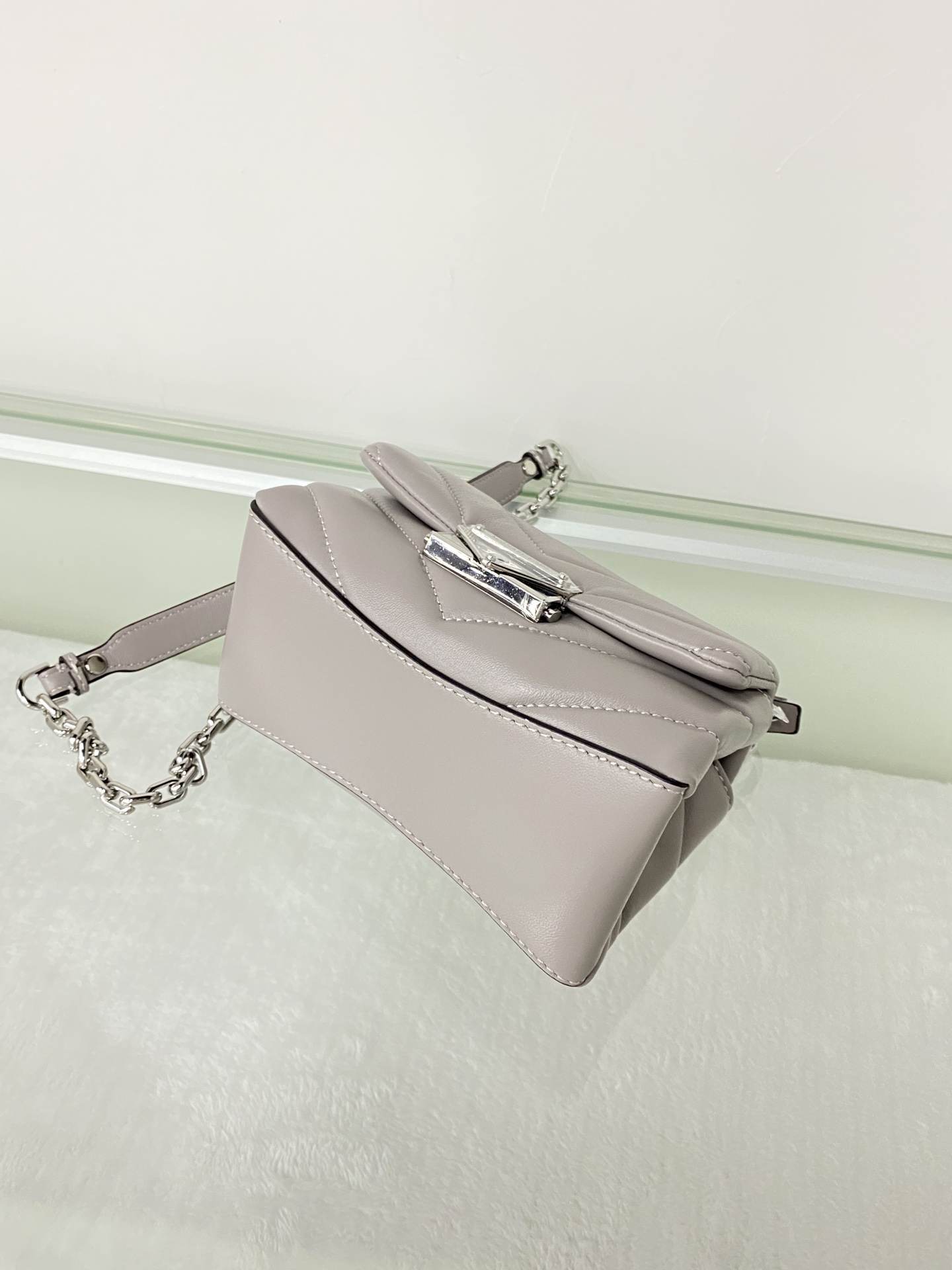 Michael Kors ～mk cece羊‮绣皮‬花V型新款小号 小链条长‮带肩‬斜挎单肩两用女士包 一个包
