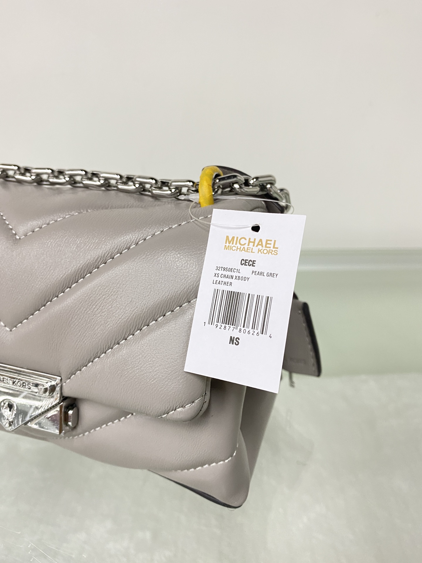 Michael Kors ～mk cece羊‮绣皮‬花V型新款小号 小链条长‮带肩‬斜挎单肩两用女士包 一个包