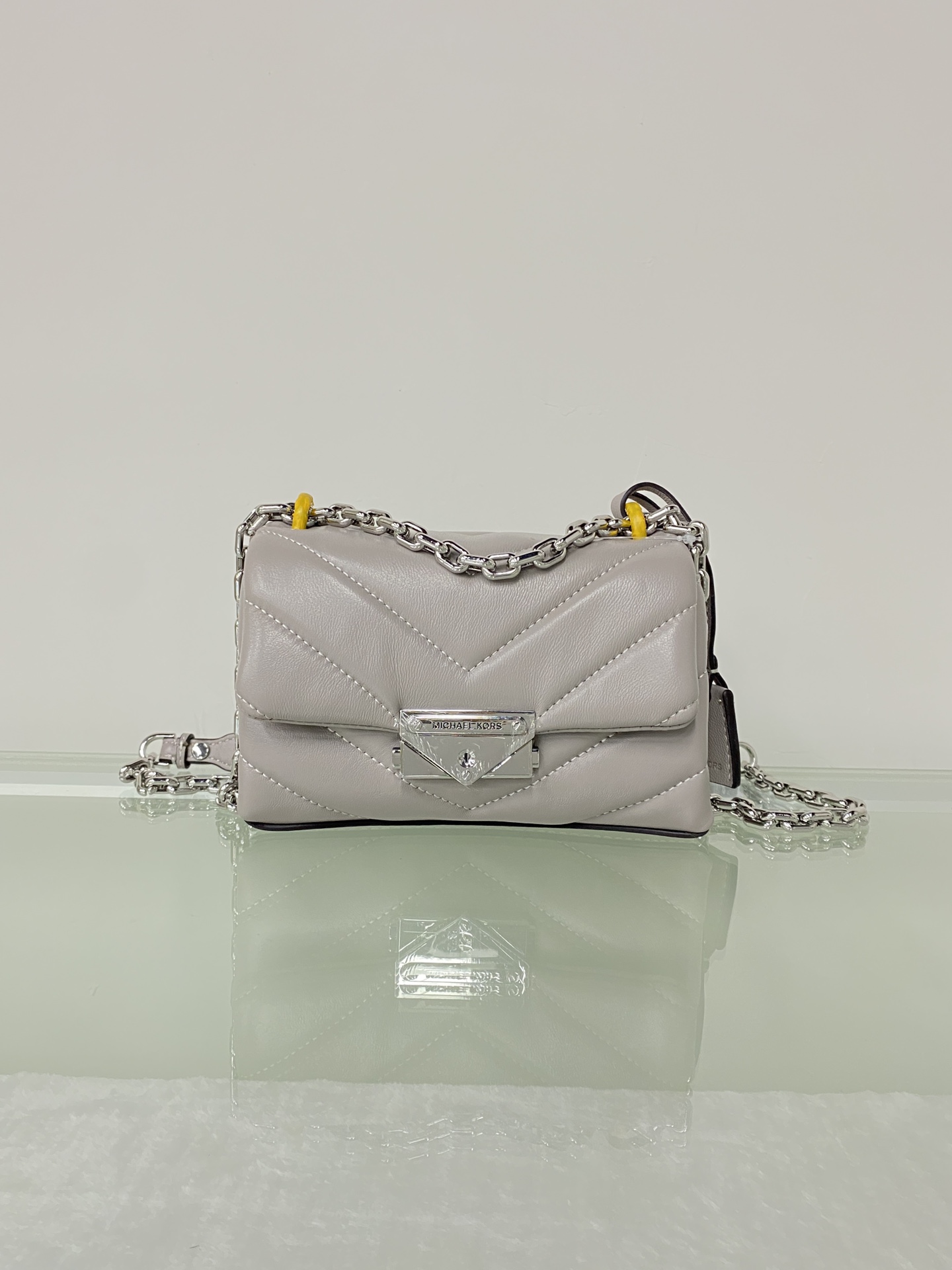 Michael Kors ～mk cece羊‮绣皮‬花V型新款小号 小链条长‮带肩‬斜挎单肩两用女士包 一个包