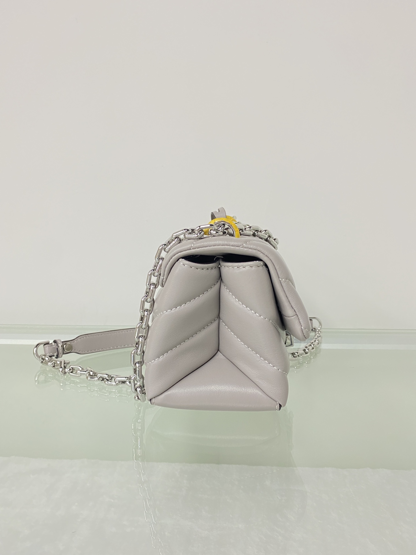 Michael Kors ～mk cece羊‮绣皮‬花V型新款小号 小链条长‮带肩‬斜挎单肩两用女士包 一个包
