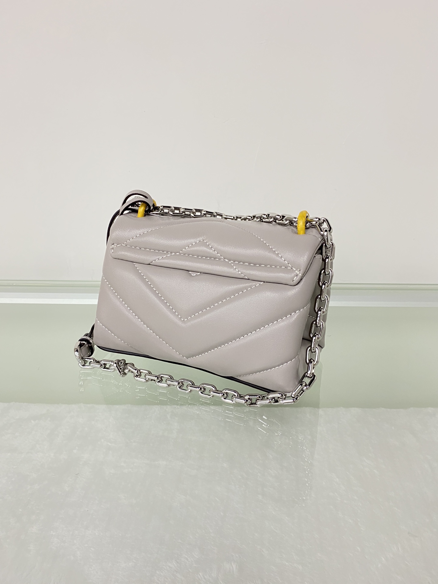 Michael Kors ～mk cece羊‮绣皮‬花V型新款小号 小链条长‮带肩‬斜挎单肩两用女士包 一个包
