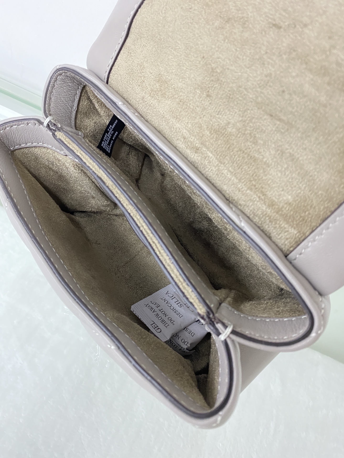 Michael Kors ～mk cece羊‮绣皮‬花V型新款小号 小链条长‮带肩‬斜挎单肩两用女士包 一个包