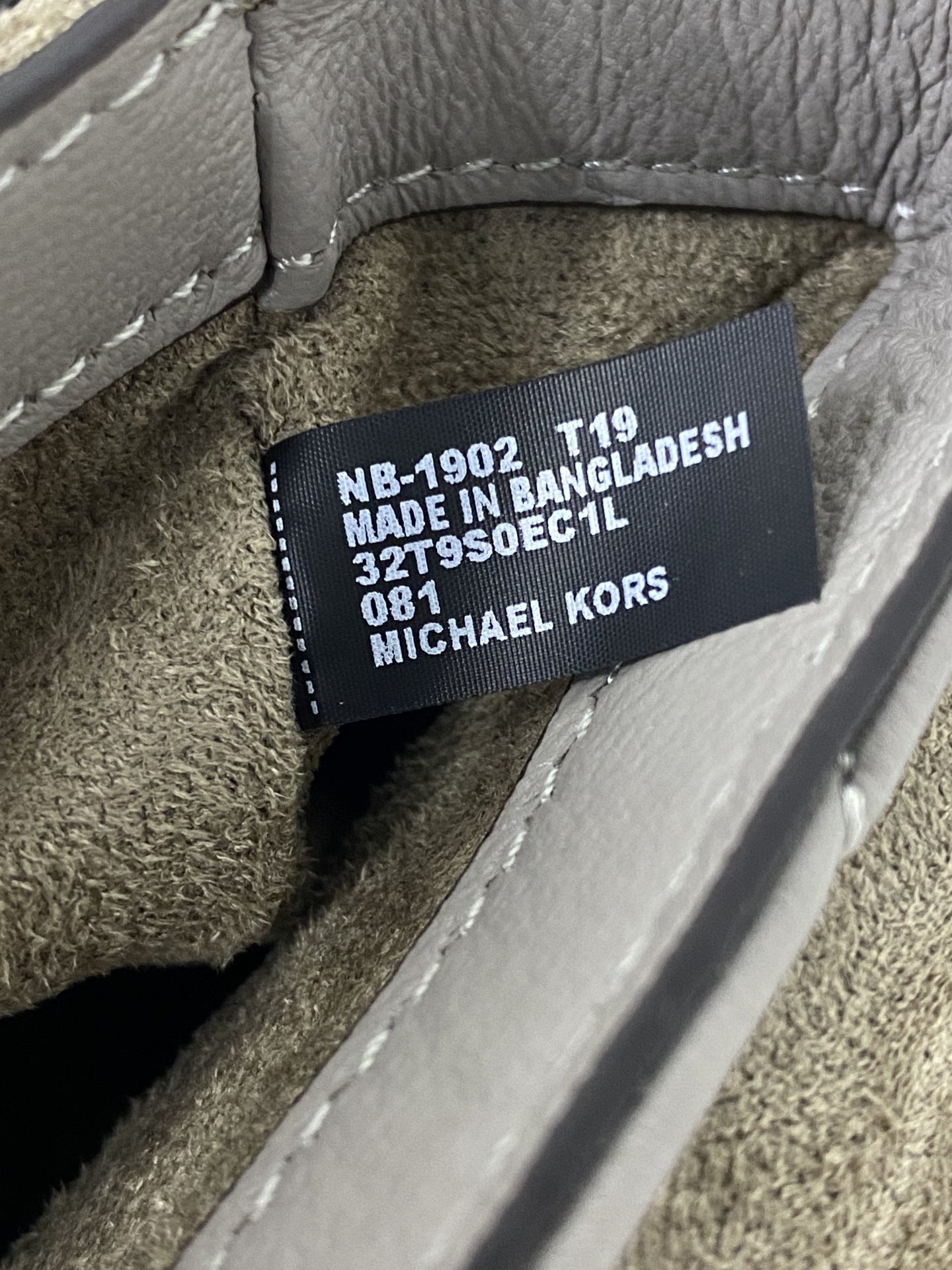 Michael Kors ～mk cece羊‮绣皮‬花V型新款小号 小链条长‮带肩‬斜挎单肩两用女士包 一个包