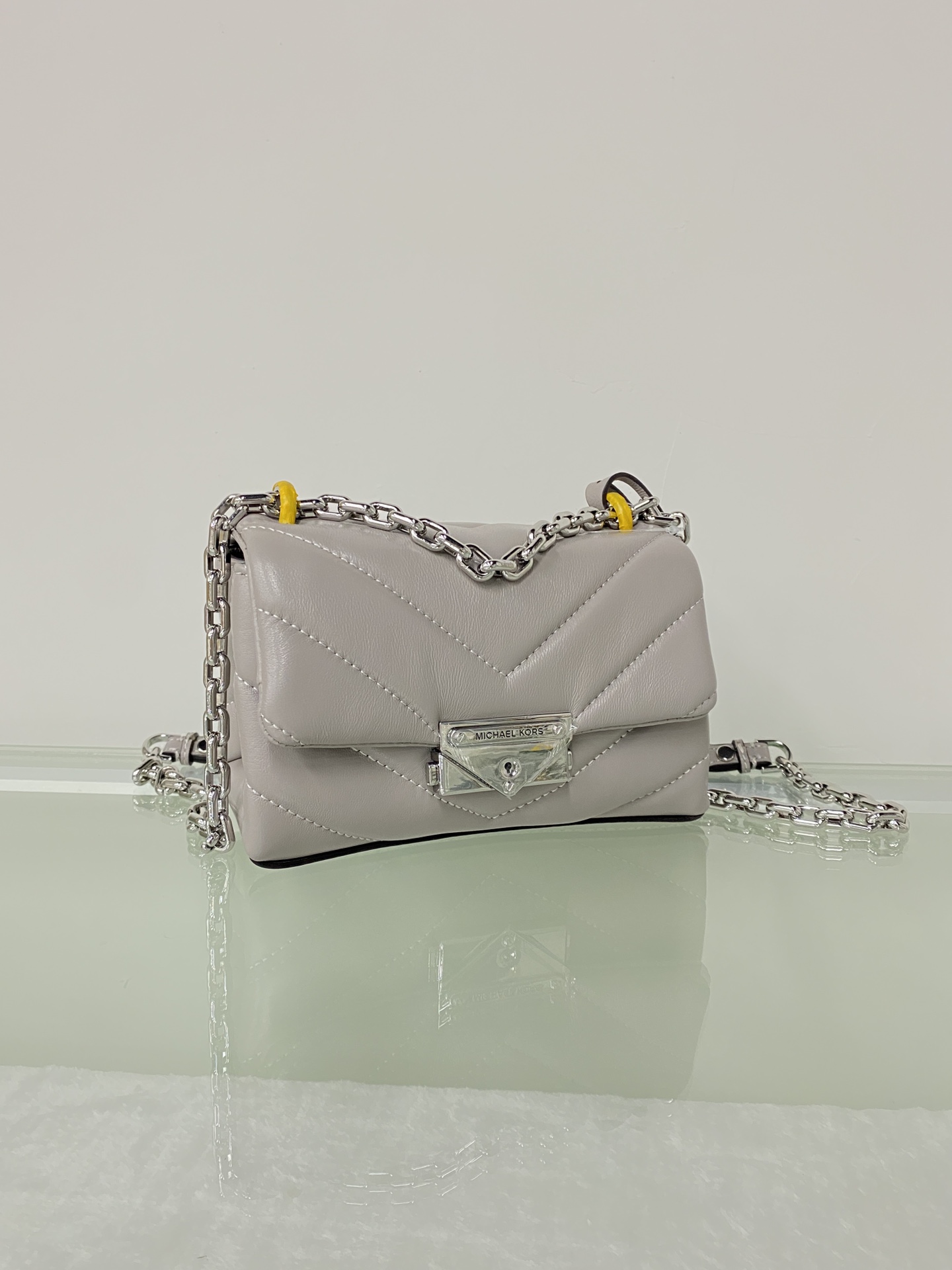 Michael Kors ～mk cece羊‮绣皮‬花V型新款小号 小链条长‮带肩‬斜挎单肩两用女士包 一个包