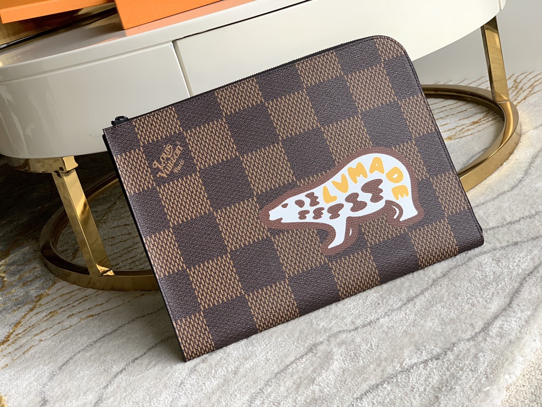 NO:396175,【Exclusive real shot N60390】Virgil Abloh joins hands with Japanese streetwear design leader Nigo, this Pochette Jour large handbag connects the British style and the 21st century Tokyo trend. Giant Damier Ebene canvas set off Nigo's iconic polar bear pattern, with an L-shaped zipper hiding enough to accommodate a laptop with plenty of space. Size 34.0 x 26.0 x 1.0 cm Z., LV [original leather], louis vuitton19860909【独家实拍N60390】Virgil Abloh 携手日本街头服饰设计领袖 Nigo,以此款 Pochette Jour 大号手袋衔接 年代英伦格调与 21 世纪东京潮流.Giant Damier Ebene 帆布烘托 Nigo 的标志性北极熊图案,L 形拉链下藏可容纳笔记本电脑的充裕空间.尺寸34.0 x 26.0 x 1.0 厘米Z.,LV【原厂皮】,louis vuitton,Bag