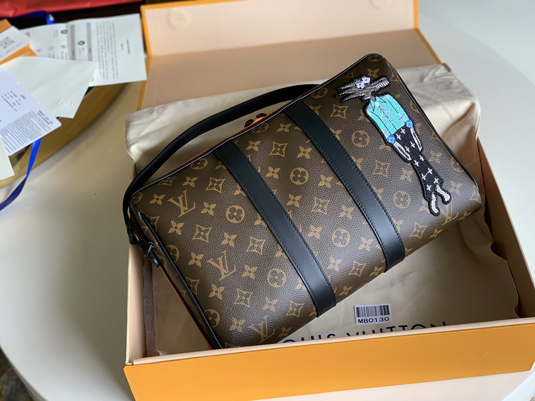 NO:396177,【Exclusive real shot M80130】KEEPALL POUCH handbags, the male doll plays in the summer spring series, the new dolls of the all-pin card are very trendy and toy style. Scarecrow and monsters also love Coco, all cute and cute Size 30x21x7cm H., LV [original leather], louis vuitton19860909【独家实拍M80130】KEEPALL POUCH 手袋 公偶玩夏春仔系列,全通卡的新玩偶常非有潮玩风格.稻人草和怪兽们也爱爱可可都丑萌丑萌Size 30x21x7cm H.,LV【原厂皮】,louis vuitton,Bag