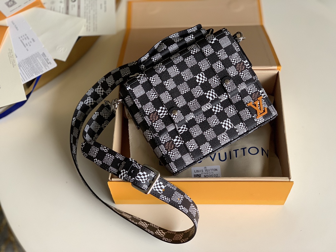 NO:396179,[Exclusive real shot of N50032 black and white grid] Men's postman bag New Zoooom with friend series Spring and summer series, the new series is very trendy toy style, inclusive and diverse, full of fun, reshaping and adding from past fabrics, creative and inspiring styles, size 20x17x5cm T., LV [original leather], louis vuitton19860909【独家实拍N50032黑白格】 男士邮差包 新款 Zoooom with friend系列 春夏系列,全新系列非常有潮玩风格,包容和多元,充满趣味,从过往的面料、创意灵感款式等再次重塑与加码,尺寸20x17x5cm T.,LV【原厂皮】,louis vuitton,Bag