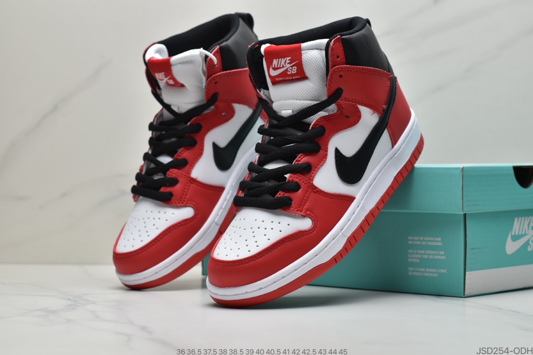 200 公司级耐克sb系列Nike SB Dunk High Pro 雾高帮以灰色为主色调854851-010