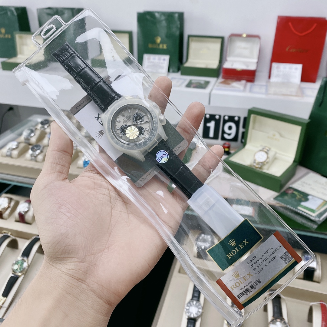 跑量王 升级版:扣子表壳均配有胶套 全套包装 保修卡🆚🆚🆚白壳版“熊猫迪” 环球免税DFS厂 鼎力巨作 匠心打造 ————细节决定成败🏆耗时16个月 终于出炉了🏅️🏅️ 【劳力士宇宙计型 迪通拿系列】 【机芯】采用订制的三眼放大版的全自动机械机芯使三个功能盘的距离和正品一致 【环球免税DFS厂】 🎖🎖专柜一致 每一块腕表出厂 均严格检测 确保代理们每一单的成功率达到最高.近乎零返修🥇【表壳】原版开模 同等价位 仅此一家🥈40mmX12mm吻合原装尺寸,深黑色陶质实心外圈连计速刻度(采用真陶瓷工艺 刮不花 永不退色 质感和正品一致) 【表盘】功能盘字体和盘面logo采用叠加印刷工艺,从侧面观察会有微微隆起之感.盘面的底色纹路经过无数次过滤改正,确保百分百吻合与原装.其上的劳力士金属LOGO单独开模,无论是立体感还是圆润度均可PK原装 易读Chroma light夜光显示 配长效夜光物质 【表镜】平形耐磨玻璃 抗刮损,效果绝不重影,吻合正品.⚠⚠左侧贴有防伪码保护膜(注意细节) 【表扣】采用进口316S钢 1:1散件打磨而成 拉沙内侧 腐蚀劳力士钢印 外置正品一模一样的 表扣保险环🥉环球免税DFS厂出品 完美在每一个细
