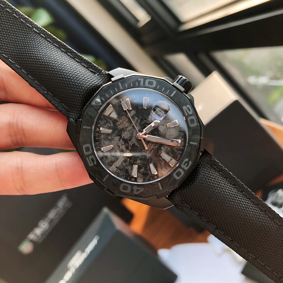 NO:727753,Counter inspection code can be customized. Batch: TAG Heuer's latest hard goods are coming, you can earn money when you buy them. The dial diameter is 41mm, TAG diving series CALIBRE, black PVD titanium metal, surface carbon fiber aviation special material, with Swiss original imported ETA  sw200 mechanical movement, ultra-deep waterproof to 300 meters, such high-depth waterproof, whether on a high-speed yacht or in a high-performance racing car. Carbon fiber is a material with excellent performance, excellent mechanical properties, outstanding chemical resistance, and strong impact resistance. Carbon fiber combines all these properties. This avant-garde material is light and durable, giving the watch a unique style and high comfort. First-hand price, accessories are out.,,stuart weitzman,tag  heue19860909可以订做专柜查验码 批: 泰格豪雅最新硬货来袭,买到就是赚到,表盘直径41mm,TAG竞潜系列CALIBRE,黑色PVD钛金属,表面碳纤维航空专供材质,搭配瑞士原装进口ETA sw200机械机芯,超深度防水300米,如此高深度防水,不论是在高速的游艇上,还是绝佳性能的赛车里,碳纤维是一种性能卓越的材质,卓越的机械性能,出众的耐化学性,强大的抗冲击能力,碳纤维集所有这些性质于一身,这种前卫的材质轻盈,耐用,使腕表呈现别具一格的风范和高舒适度.一手价,配包装出.,,stuart weitzman,tag heue,Watch